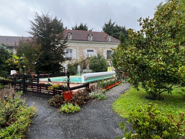 PROPRIÉTÉ de 300m² hab et DEPENDANCES dans PARC 2550m²