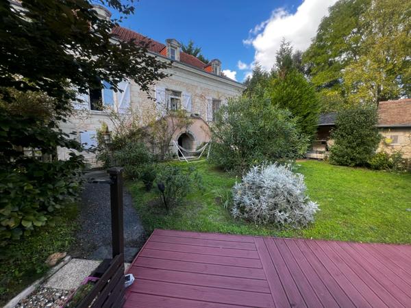 PROPRIÉTÉ de 300m² hab et DEPENDANCES dans PARC 2550m²