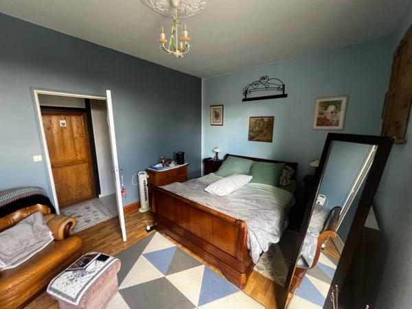 PROPRIÉTÉ de 300m² hab et DEPENDANCES dans PARC 2550m²