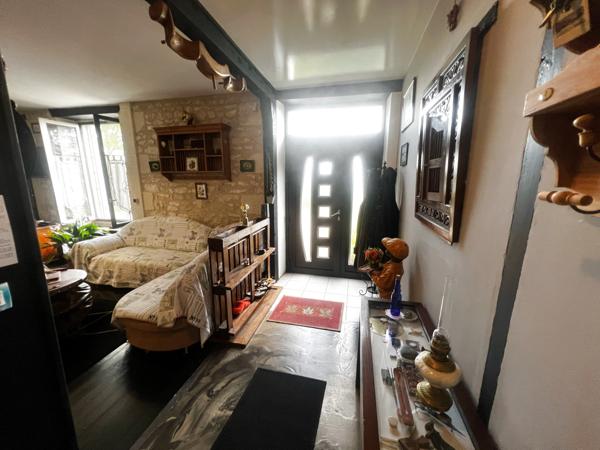 PROPRIÉTÉ de 300m² hab et DEPENDANCES dans PARC 2550m²