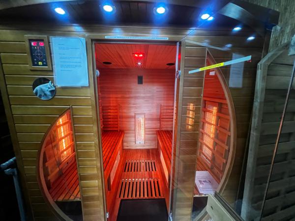 PROPRIÉTÉ de 300m² hab et DEPENDANCES dans PARC 2550m²