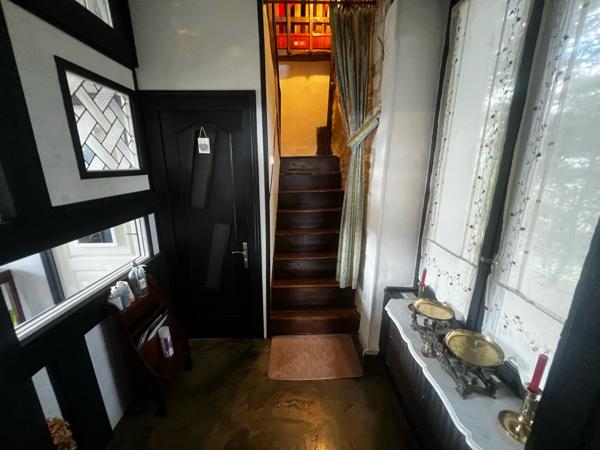 PROPRIÉTÉ de 300m² hab et DEPENDANCES dans PARC 2550m²