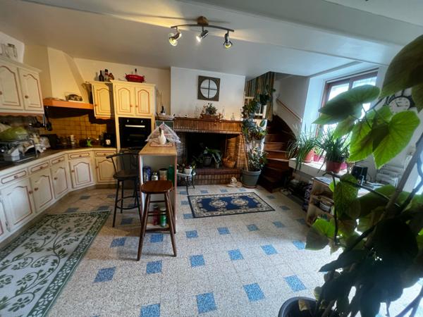 PROPRIÉTÉ de 300m² hab et DEPENDANCES dans PARC 2550m²