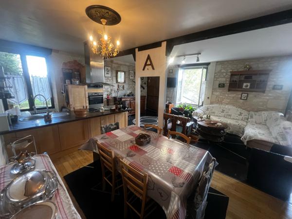 PROPRIÉTÉ de 300m² hab et DEPENDANCES dans PARC 2550m²