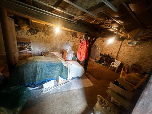 PROPRIÉTÉ de 300m² hab et DEPENDANCES dans PARC 2550m²