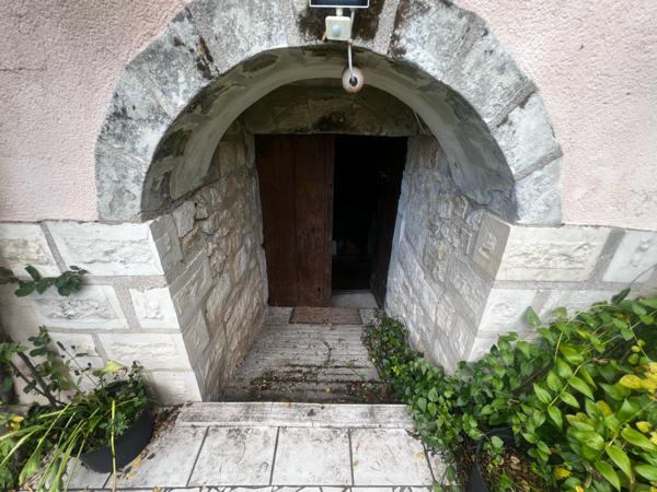 PROPRIÉTÉ de 300m² hab et DEPENDANCES dans PARC 2550m²