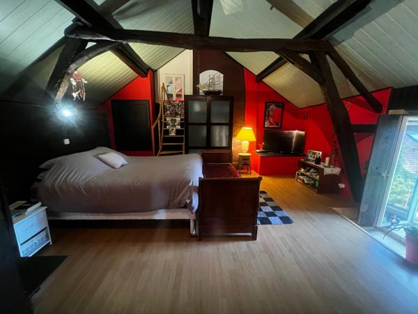 PROPRIÉTÉ de 300m² hab et DEPENDANCES dans PARC 2550m²