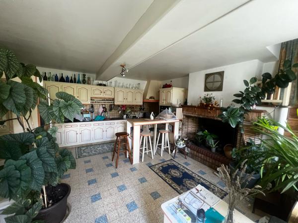 PROPRIÉTÉ de 300m² hab et DEPENDANCES dans PARC 2550m²