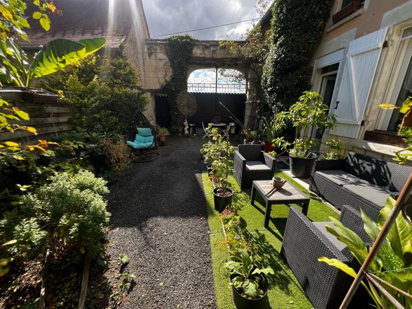 PROPRIÉTÉ de 300m² hab et DEPENDANCES dans PARC 2550m²