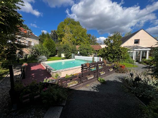 PROPRIÉTÉ de 300m² hab et DEPENDANCES dans PARC 2550m²