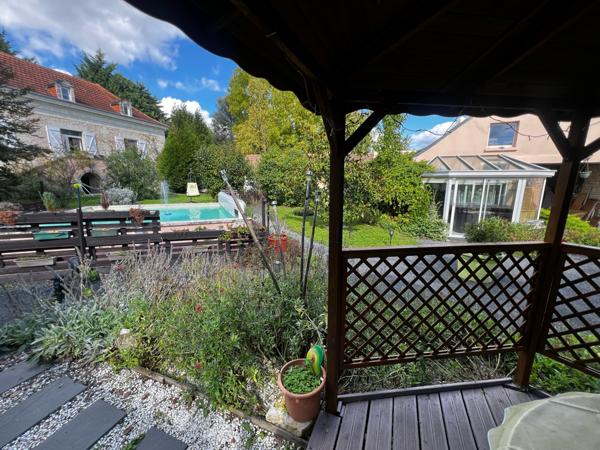 PROPRIÉTÉ de 300m² hab et DEPENDANCES dans PARC 2550m²