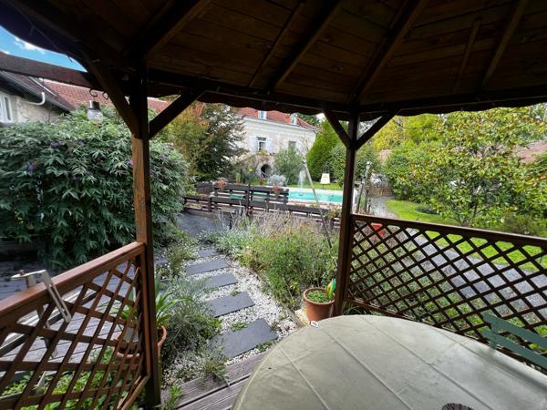 PROPRIÉTÉ de 300m² hab et DEPENDANCES dans PARC 2550m²