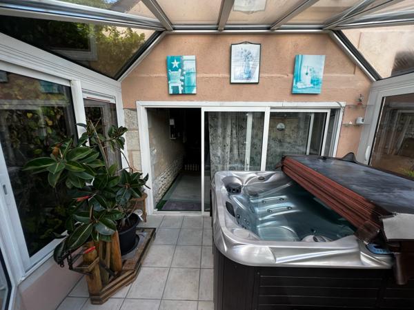 PROPRIÉTÉ de 300m² hab et DEPENDANCES dans PARC 2550m²