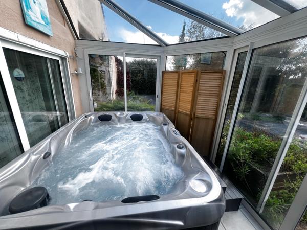 PROPRIÉTÉ de 300m² hab et DEPENDANCES dans PARC 2550m²