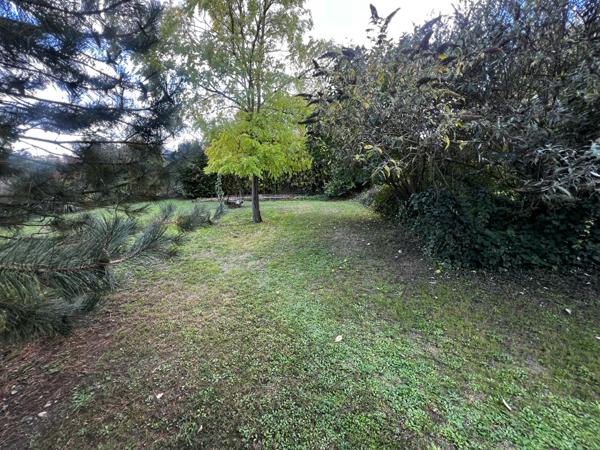 PROPRIÉTÉ de 300m² hab et DEPENDANCES dans PARC 2550m²