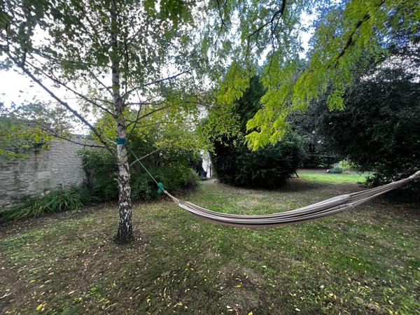 PROPRIÉTÉ de 300m² hab et DEPENDANCES dans PARC 2550m²