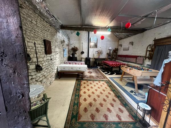 PROPRIÉTÉ de 300m² hab et DEPENDANCES dans PARC 2550m²