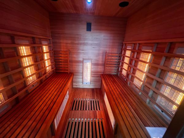 PROPRIÉTÉ de 300m² hab et DEPENDANCES dans PARC 2550m²