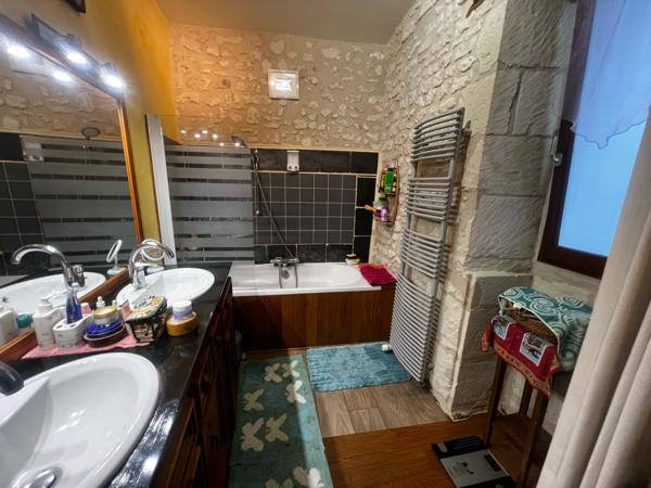 PROPRIÉTÉ de 300m² hab et DEPENDANCES dans PARC 2550m²