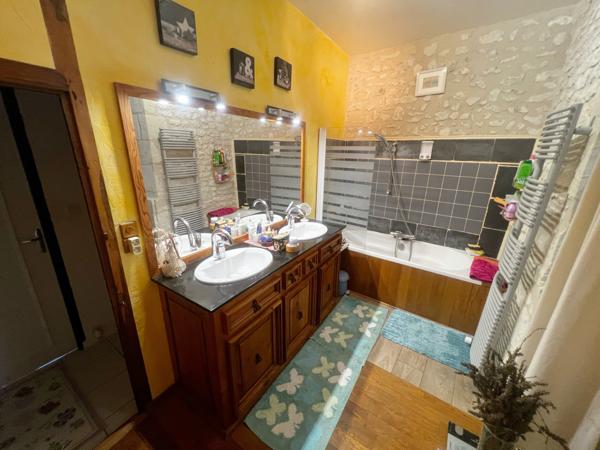 PROPRIÉTÉ de 300m² hab et DEPENDANCES dans PARC 2550m²