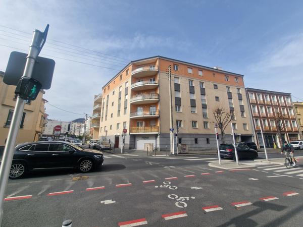 DERNIER ETAGE avec ascenseur Balcon +Box sécurisé Cave