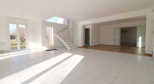 Villa d'Architecte Familiale de 240 m² . Lumière, Espaces et Nature