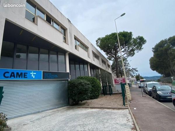 Bureaux lumineux et prêts à l’emploi