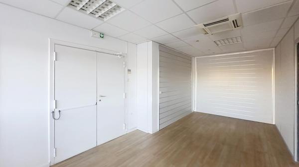 Bureaux lumineux et prêts à l’emploi