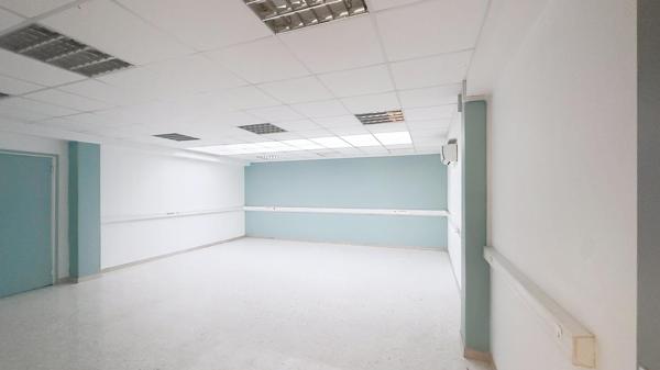 Bureaux lumineux et prêts à l’emploi