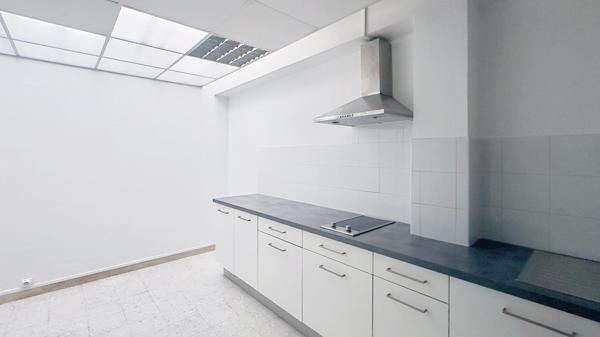 Bureaux lumineux et prêts à l’emploi