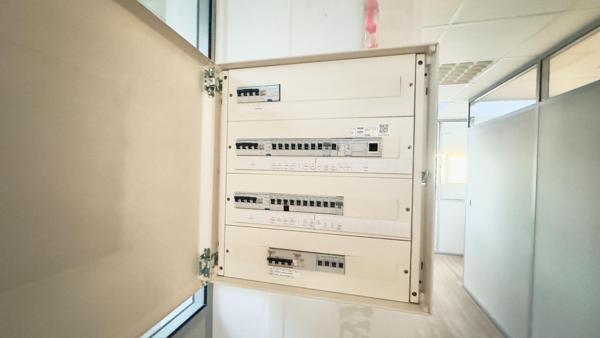 Bureaux lumineux et prêts à l’emploi