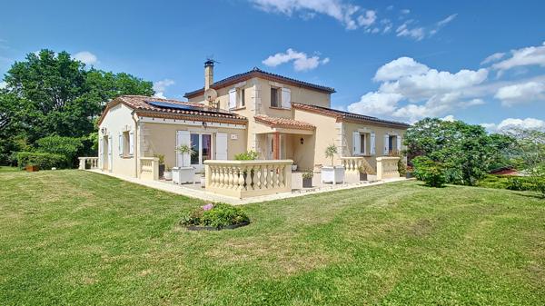 Maison à vendre à Nérac - 5 pièces, 4 chambres, double garage ainsi qu'un grand terrain