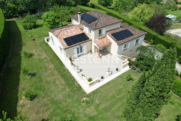 Maison à vendre à Nérac - 5 pièces, 4 chambres, double garage ainsi qu'un grand terrain