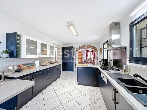 Maison à vendre à Nérac - 5 pièces, 4 chambres, double garage ainsi qu'un grand terrain