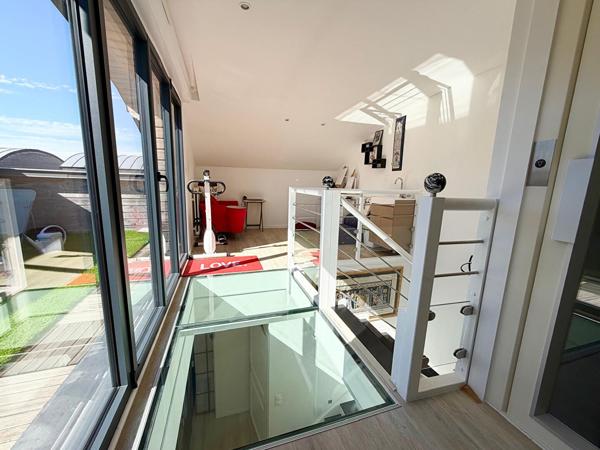 Propriété contemporaine de 6 pièces principales située en hyper centre de Compiègne