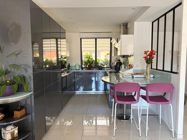 Propriété contemporaine de 6 pièces principales située en hyper centre de Compiègne