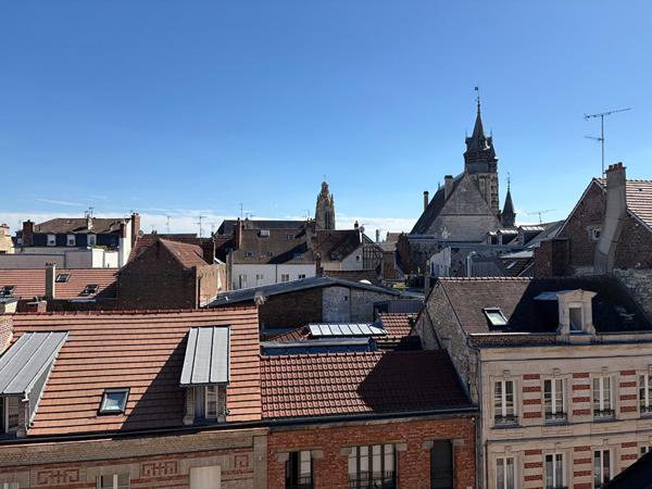 Propriété contemporaine de 6 pièces principales située en hyper centre de Compiègne