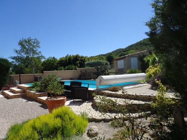 Villa 7 pièces sur 1213m² terrain clos