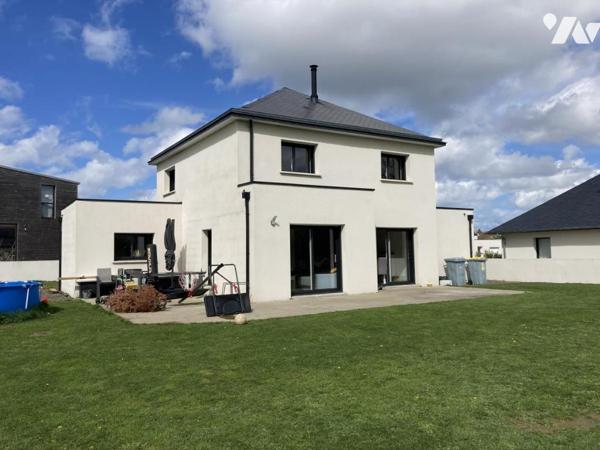 Dans résidence au calme maison contemporaine sur terrain d'environ 700 m²
