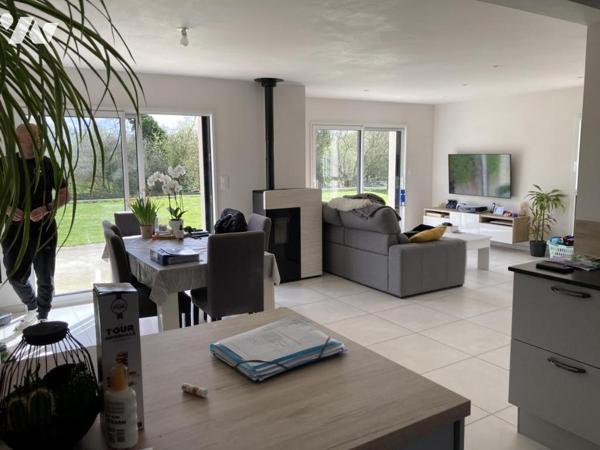 Dans résidence au calme maison contemporaine sur terrain d'environ 700 m²