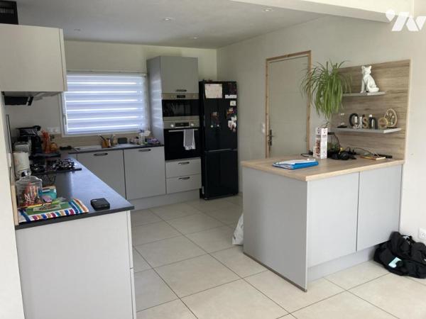 Dans résidence au calme maison contemporaine sur terrain d'environ 700 m²