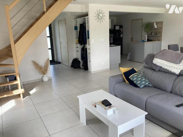 Dans résidence au calme maison contemporaine sur terrain d'environ 700 m²