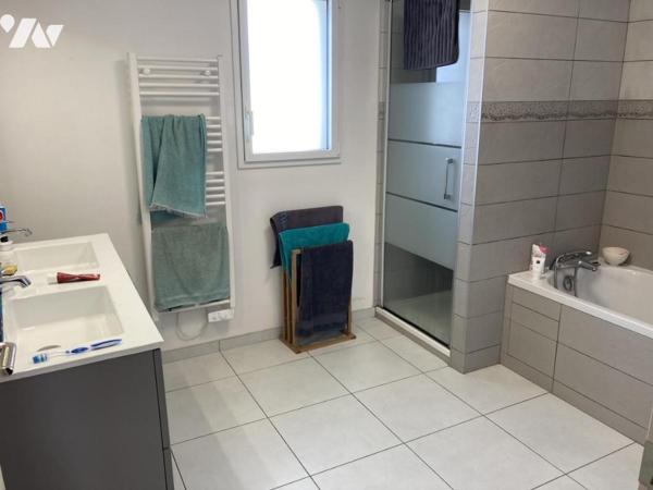 Dans résidence au calme maison contemporaine sur terrain d'environ 700 m²