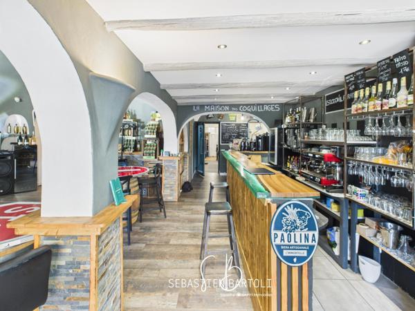 Deux locaux commerciaux et son appartement privatif