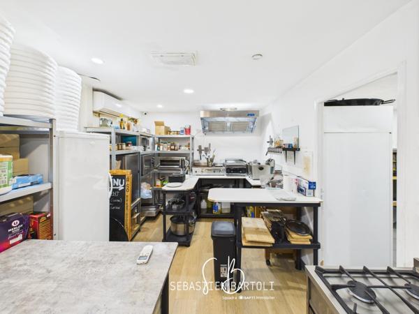 Deux locaux commerciaux et son appartement privatif