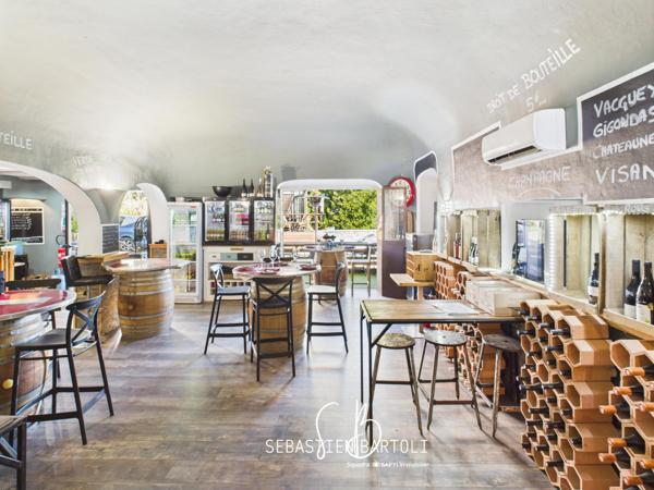 Deux locaux commerciaux et son appartement privatif