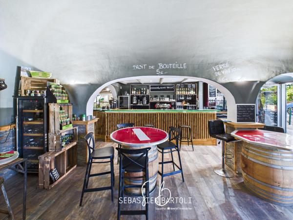 Deux locaux commerciaux et son appartement privatif