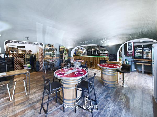 Deux locaux commerciaux et son appartement privatif