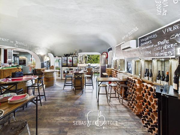 Deux locaux commerciaux et son appartement privatif