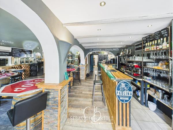 Deux locaux commerciaux et son appartement privatif